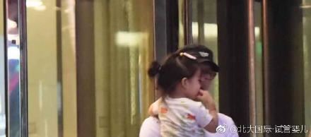 汪峰抱醒醒全家聚餐 章子怡后妈做的真好