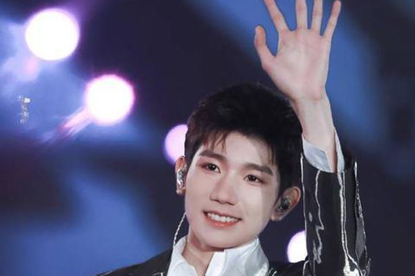 王源被舞台烟花溅到眼睛 临场反应真的太棒了