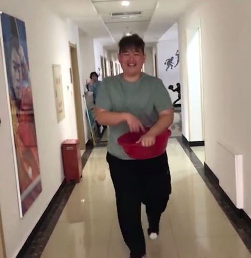  赵本山儿子减肥 被网友赞低调的富二代