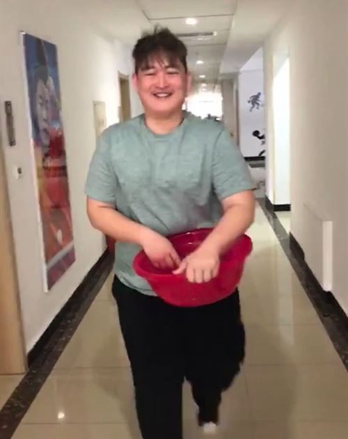  赵本山儿子减肥 被网友赞低调的富二代