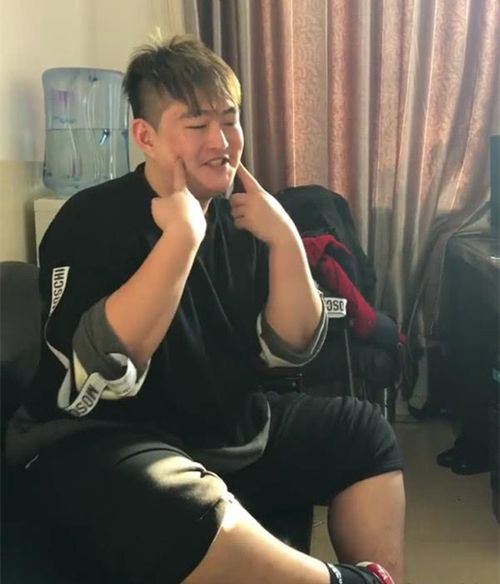  赵本山儿子减肥 被网友赞低调的富二代