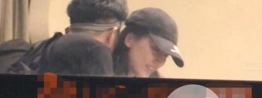 黄圣依疑被劝酒 现场画面看出很无奈