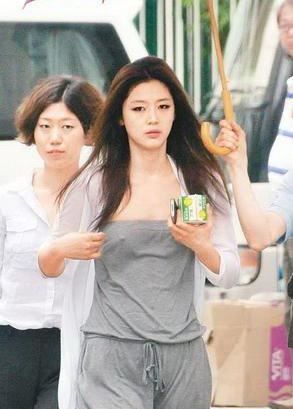 女星上衣掉落露乳瞬间 很多人都十分震惊