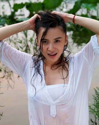 女星上衣掉落露乳瞬间 很多人都十分震惊