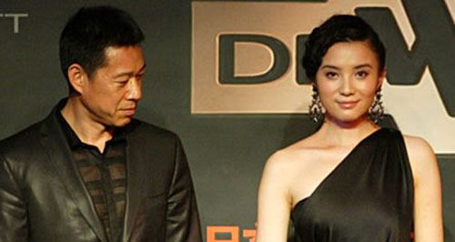 女星上衣掉落露乳瞬间 很多人都十分震惊