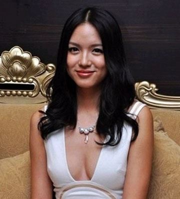 女星上衣掉落露乳瞬间 很多人都十分震惊