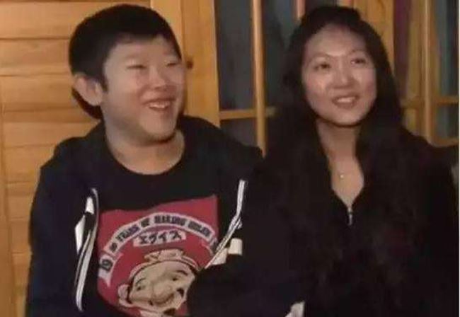 侯祥老婆的照片 长不大的孩童模样和老婆非常相爱
