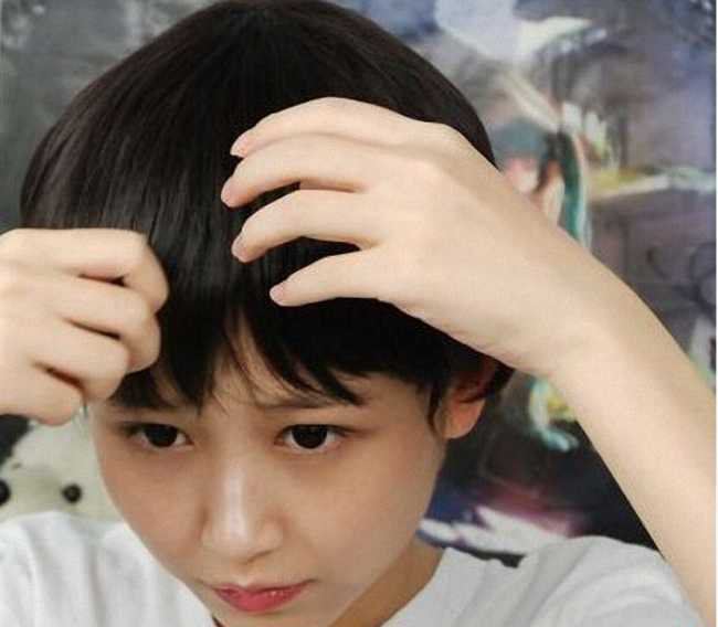 长发戴假发教程 长发怎么戴假发步骤: