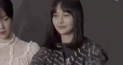  郑爽发布会扇嘴巴 让别人看着都心疼着急