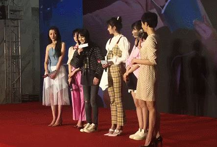  郑爽发布会扇嘴巴 让别人看着都心疼着急