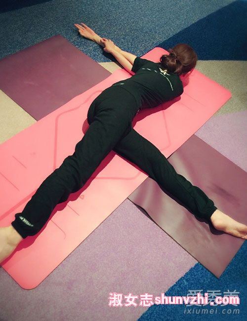 杨幂摆一字马 杨幂劈腿照