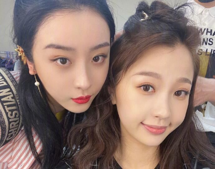 偶遇虞书欣赵小棠逛街 大虞海棠牵手逛街姐妹情谊让人羡慕不已