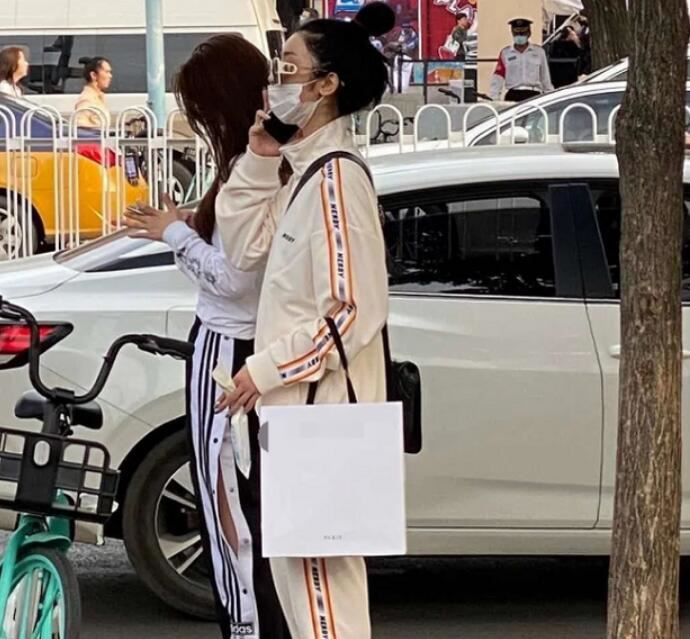 偶遇虞书欣赵小棠逛街 大虞海棠牵手逛街姐妹情谊让人羡慕不已