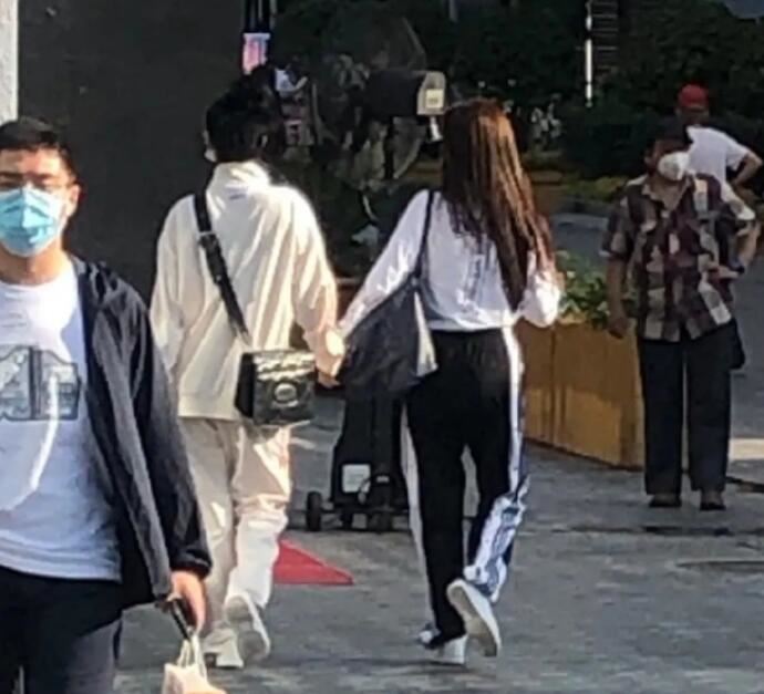 偶遇虞书欣赵小棠逛街 大虞海棠牵手逛街姐妹情谊让人羡慕不已