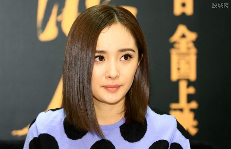 杨幂小太妹事件打人 对着镜头竖起中指