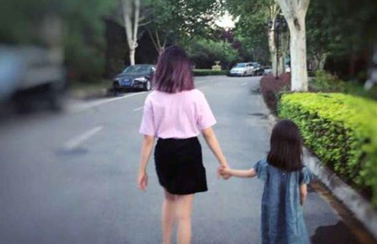 黄多多染发遭质疑 13岁的小姑娘染头发太早