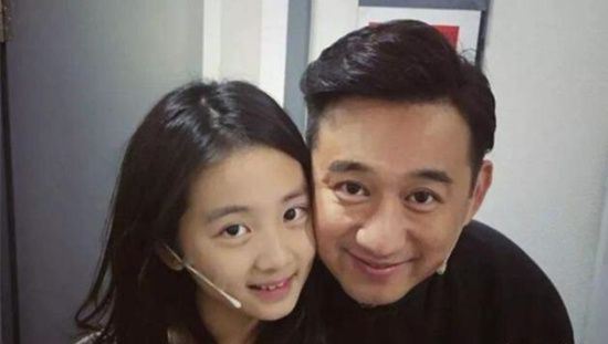 黄多多染发遭质疑 13岁的小姑娘染头发太早