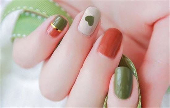 2018适合夏天的单色美甲 2018美甲图片最新款型
