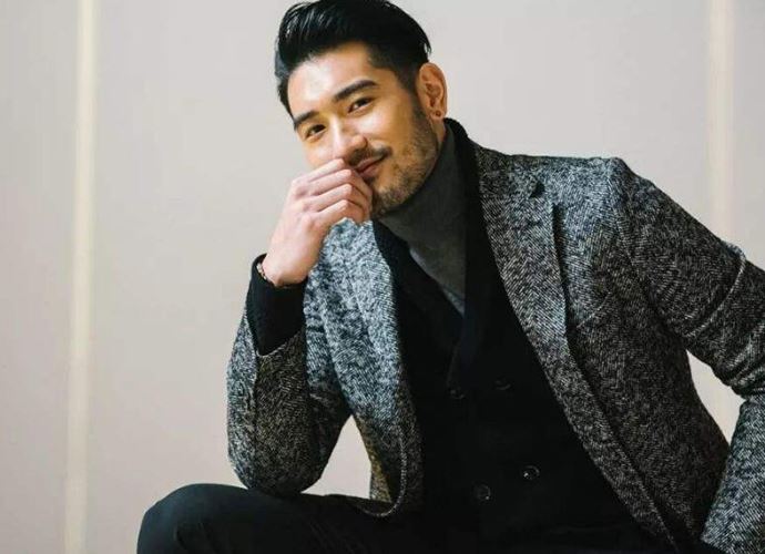 高以翔给每一个探班粉丝送礼物 纪念特辑让粉丝爆哭