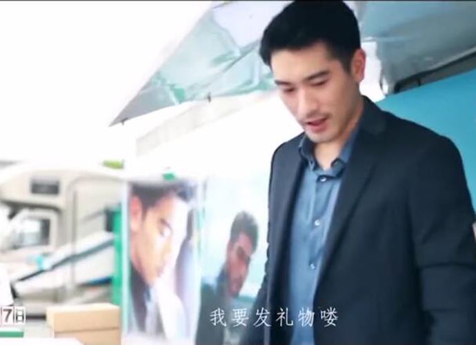 高以翔给每一个探班粉丝送礼物 纪念特辑让粉丝爆哭