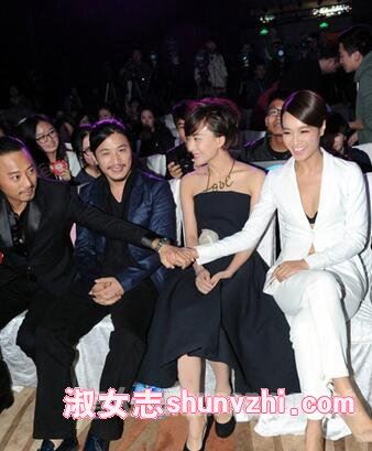 朱丹走光照片 朱丹低胸俯身走光