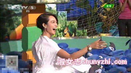 朱丹走光照片 朱丹低胸俯身走光