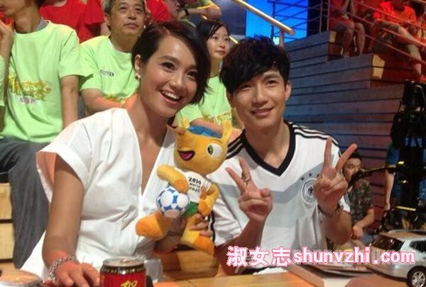 朱丹走光照片 朱丹低胸俯身走光