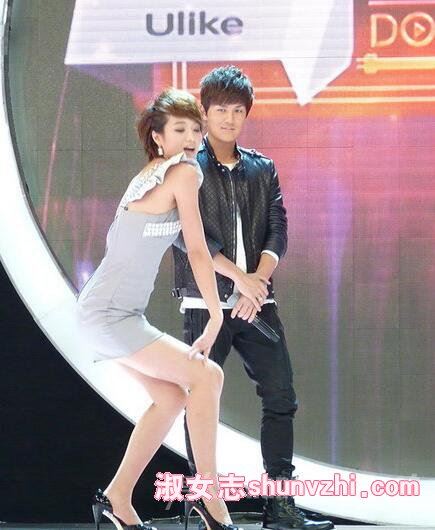 朱丹走光照片 朱丹低胸俯身走光