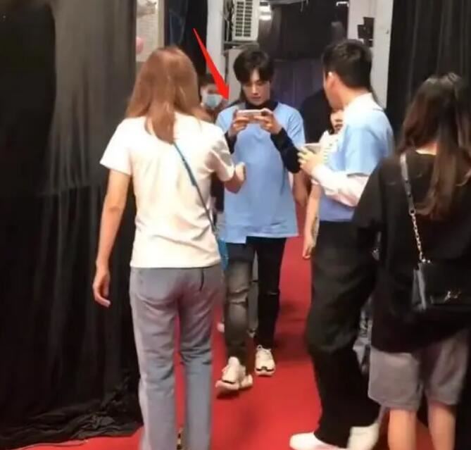 李汶翰澄清玩手机让人等 李汶翰被谁黑了真相是什么