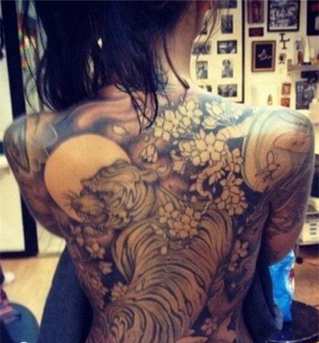 张玖玲纹身是哪个系列 模特张玖玲全裸人体写真