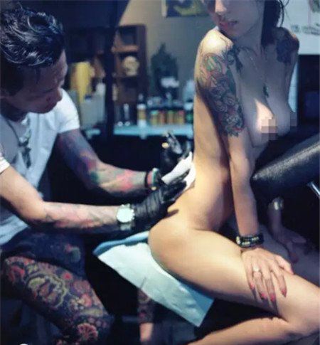 张玖玲纹身是哪个系列 模特张玖玲全裸人体写真