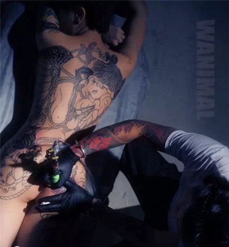 张玖玲纹身是哪个系列 模特张玖玲全裸人体写真