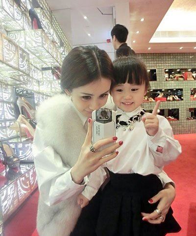 韦雪的孩子是谁的 韦雪去美国生孩子了