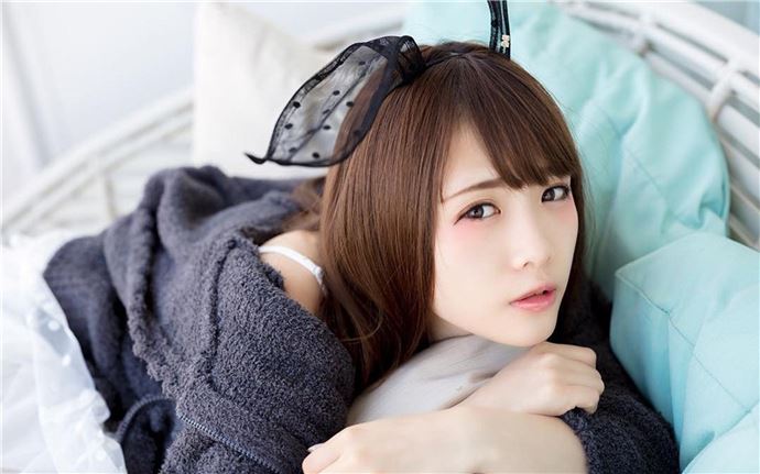 这个大胆的女生长得很漂亮 公交车上无耻抓奶