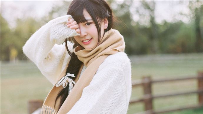 这个大胆的女生长得很漂亮 公交车上无耻抓奶