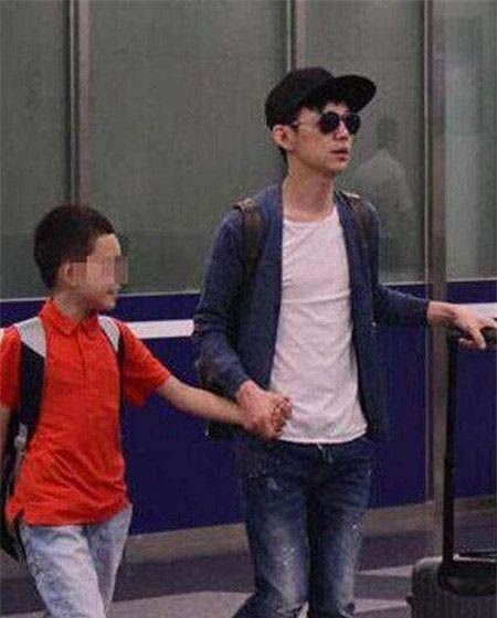 何炅老婆王菁个人资料 媒体偷拍到的照片