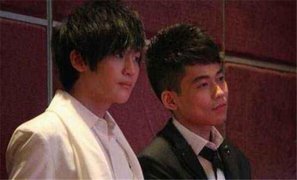 李炜为什么叫托奶天王 托奶照事件照片