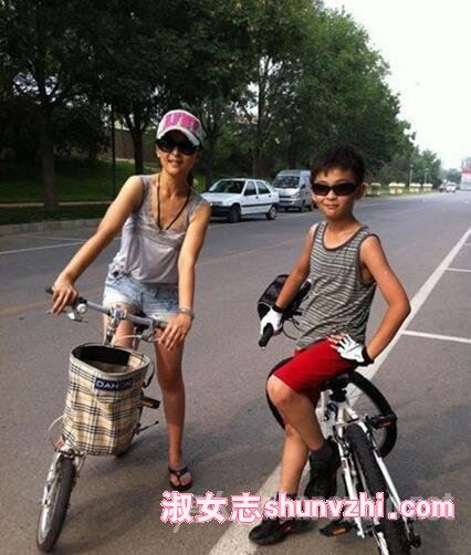 何音老公是谁 何音老公黄志忠和儿子照片