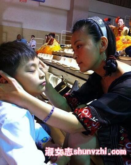 何音老公是谁 何音老公黄志忠和儿子照片