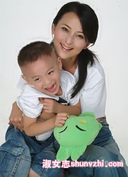 何音老公是谁 何音老公黄志忠和儿子照片