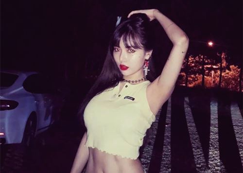  泫雅在舞台上掀裙子 姐姐这也过分了点