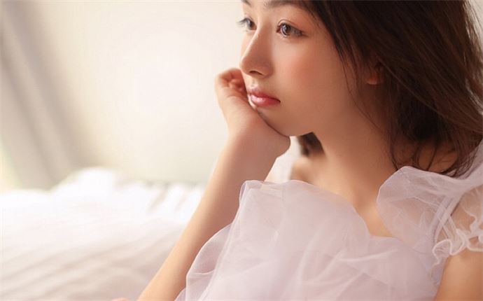 已经看到了上来的那位美眉 坐在公车最后一排被强