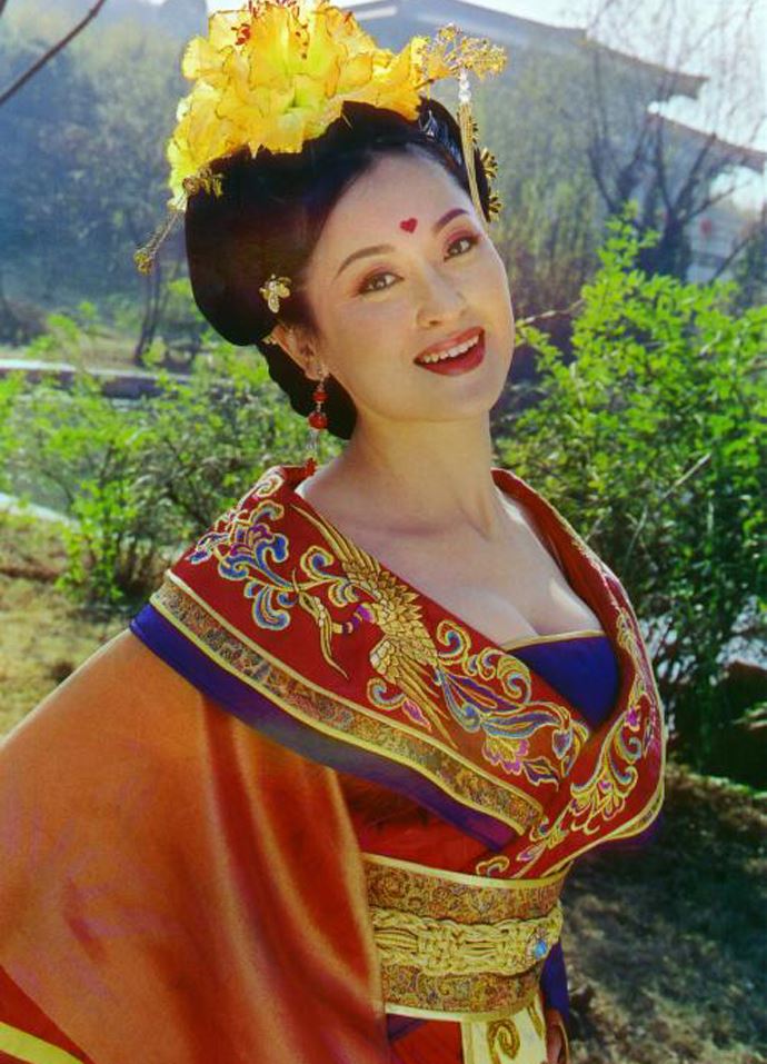 王璐瑶自夸奶大可撑 被称为第一美胸也不为过