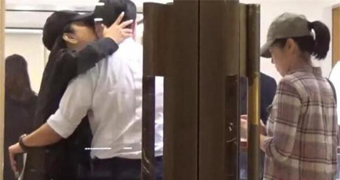 林青霞年轻时美照 林青霞亲吻型男怎么回事