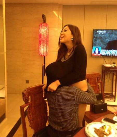 莫露露当场宽衣哺乳被吐槽 莫露露现场喂奶