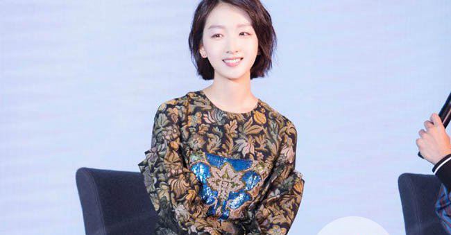 周冬雨双眼皮是割的吗 周冬雨割双眼皮前后对比