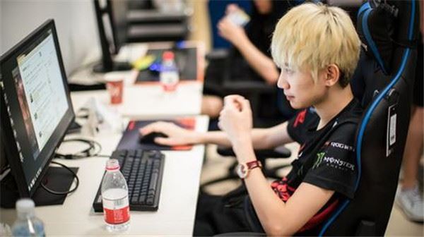 doinb怎么追到糖小幽的 doinb女朋友糖小幽公交车事件