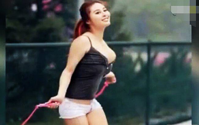 张永歆破衣门事件 双峰不堪衣服拘束炸了出来