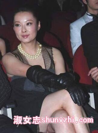 袁立走红毯事件 袁立走光透视装露三点