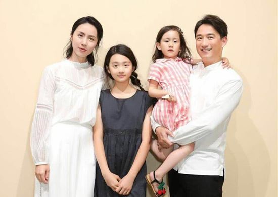 黄磊一共生了几个娃 黄磊一家合照